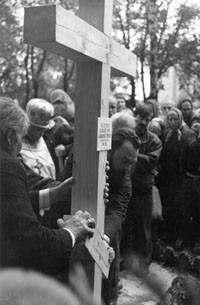 Установка креста над погребением старца 8 сентября 1991г. Ульяновск.