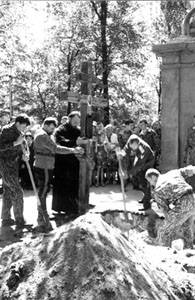 Вскрытие могилы блаженного Андрея Симбирского.3 июня 1998 года Ульяновск