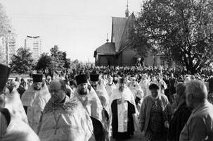 Крестный ход на утрене направляется к могиле приснопамятного Блаженного старца Андрея 3 июня 1998 года Симбирск