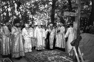 Заупокойная лития на могиле Блаженного Андрея перед обретением его святых мощей 3 июня 1998 года Ульяновск