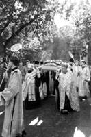 Крестный ход с мощами Блаженного Андрея направляется в храм во имя Всех Святых. 3 июня 1998 г. Симбирск