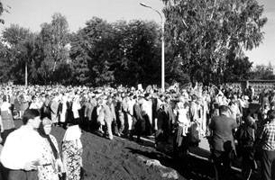Крестный ход с мощами Блаженного Андрея направляется в храм во имя Всех Святых. 3 июня 1998 г. Ульяновск