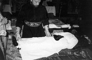 Облачение мощей святого блаженного старца вечером 3 июня 1998 г. Ульяновск