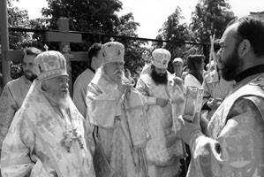 Крестный ход с мощами св. блаж. Андрея вокруг Всесвятского храма. 4 июня 1998 года. Ульяновск
