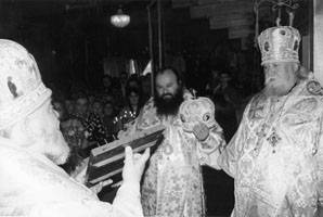 Вручение гостям-архипастырям икон с изображением святого симбирского праведника. Ульяновск