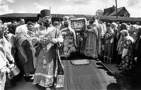 Богомольцы встречают Чудотворную икону в Жадовской Пустыне 21 июля 1997 года Ульяновск