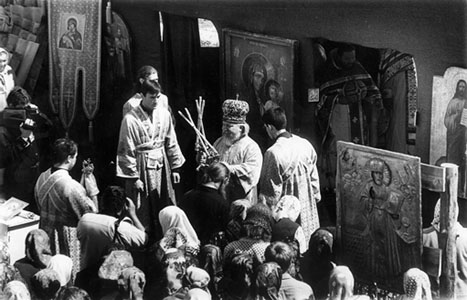 Первая почти через 70 лет Божественная Литургия на территории монастыря. 21 июля 1997 года Ульяновск