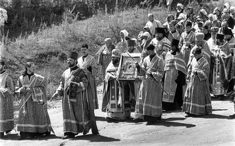 Крестный ход с Чудотворной иконой из монастыря к святому источнику 21 июля 1997 Ульяновск
