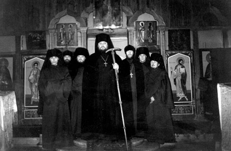 Братия Богородице-Казанской Жадовской пстыни во главе с игуменом Агафнагелом в новосооружённом деревянном монастырском храме. Фото 1999 года Ульяновск