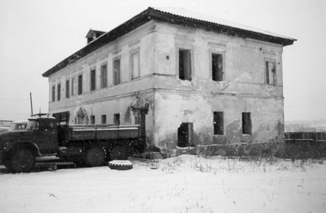Полуразрушенный братский корпус, сооруженный в 1850 году. Фотография 1999 года Ульяновск
