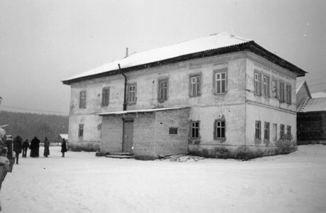 Отремонтированый братский корпус - место обитания насельников обители. Фотография 1999 года Ульяновск