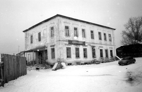 Гостинничный корпус рядом с обителью, построен в начале 1880-х годов. Фотография 1999 года (В то время второй этаж передан Пустыни, первый этаж занят сельским магазином) Ульяновск