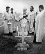 Епископ Прокл освящает закладной камень нового храма