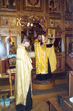 Священник Алексий Скала благословляет собравшихся в храме новоприобретенным образом Ульяновск