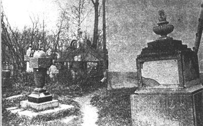 Вид монастырского кладбища у стены храма. Фото начала 20-го века Ульяновск