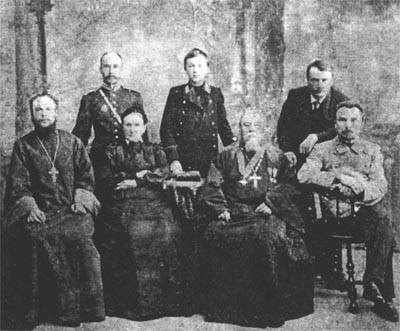 Семейный фотопортрет Марсальских.1-й слева - священник А.Л. Марсальский (1868-1925),1-й справа - коллежский ассесор .Л. Марсальский (1865-1922) Ульяновск