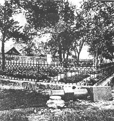Участок Покровского кладбища с видом на новоустроенную площадку вокруг могилы И.Н. Ульянова. Фото 1930-х годов Ульяновск