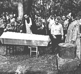 Перезахоронение останков Карамзиных в Ульяновске на территории бывшего Покровского монастыря 7 мая 1995 года. Ульяновск