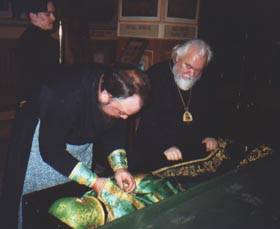 Архиепископ Прокл и протодиакон Алексий облачают мощи святого преподобноисповедника Гавриила, архимандрита Мелекесского в день их обретения 18 октября 2000 года Ульяновск